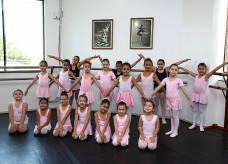 Alunos da rede municipal de ensino participam de aulas de dança em academias parceiras da administração