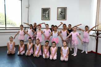 Alunos da rede municipal de ensino participam de aulas de dança em academias parceiras da administração