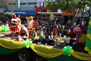 Em desfile, população aplaude programas sociais da prefeitura