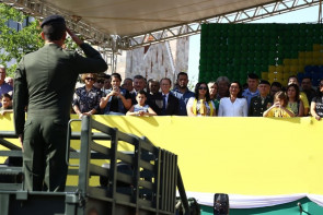 Em desfile, população aplaude programas sociais da prefeitura