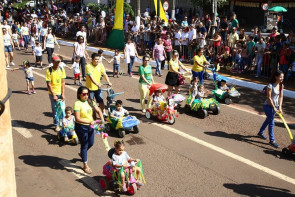 Em desfile, população aplaude programas sociais da prefeitura