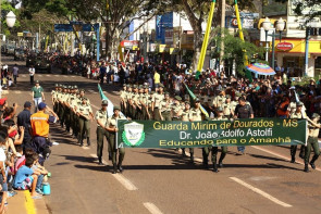 Em desfile, população aplaude programas sociais da prefeitura