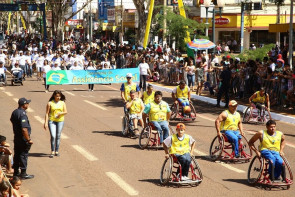 Em desfile, população aplaude programas sociais da prefeitura