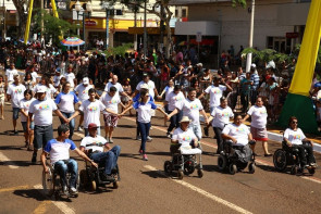 Em desfile, população aplaude programas sociais da prefeitura