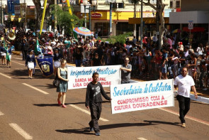 Em desfile, população aplaude programas sociais da prefeitura