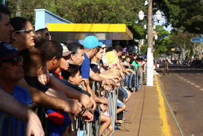 Em desfile, população aplaude programas sociais da prefeitura