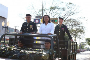 Em desfile, população aplaude programas sociais da prefeitura