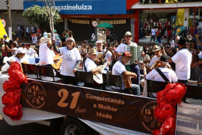 Em desfile, população aplaude programas sociais da prefeitura