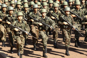 Em desfile, população aplaude programas sociais da prefeitura