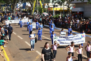 Em desfile, população aplaude programas sociais da prefeitura