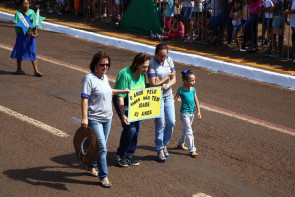 Em desfile, população aplaude programas sociais da prefeitura