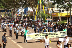 Em desfile, população aplaude programas sociais da prefeitura