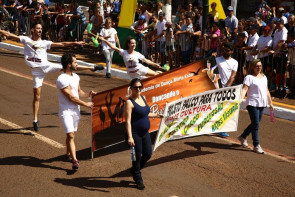 Em desfile, população aplaude programas sociais da prefeitura