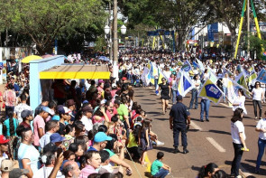 Em desfile, população aplaude programas sociais da prefeitura