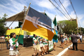 Em desfile, população aplaude programas sociais da prefeitura
