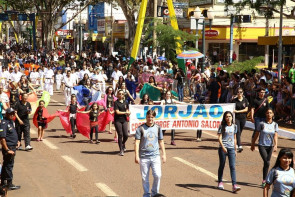 Em desfile, população aplaude programas sociais da prefeitura